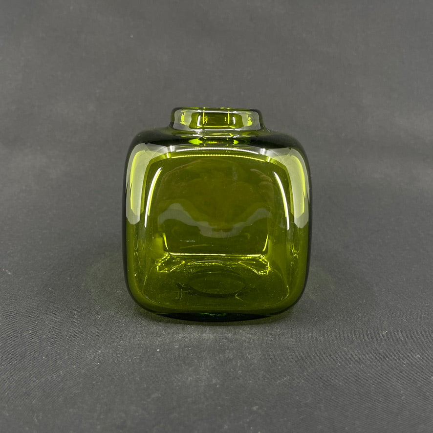 Firkantet Majgrøn vase, 11 cm.