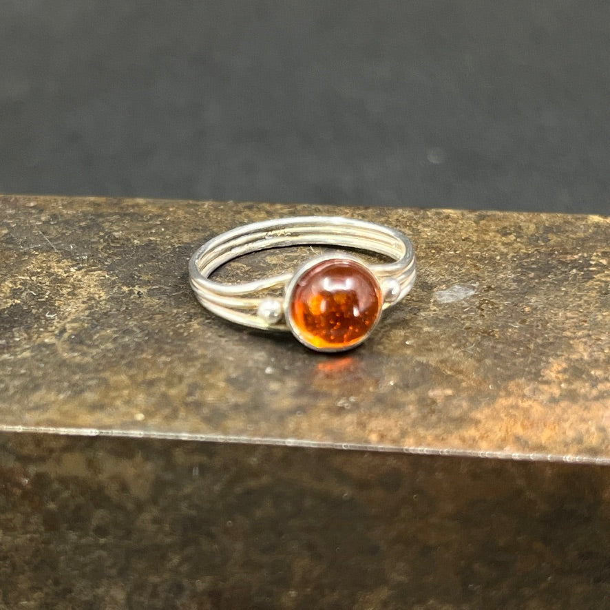 Ring med rav, str 48.