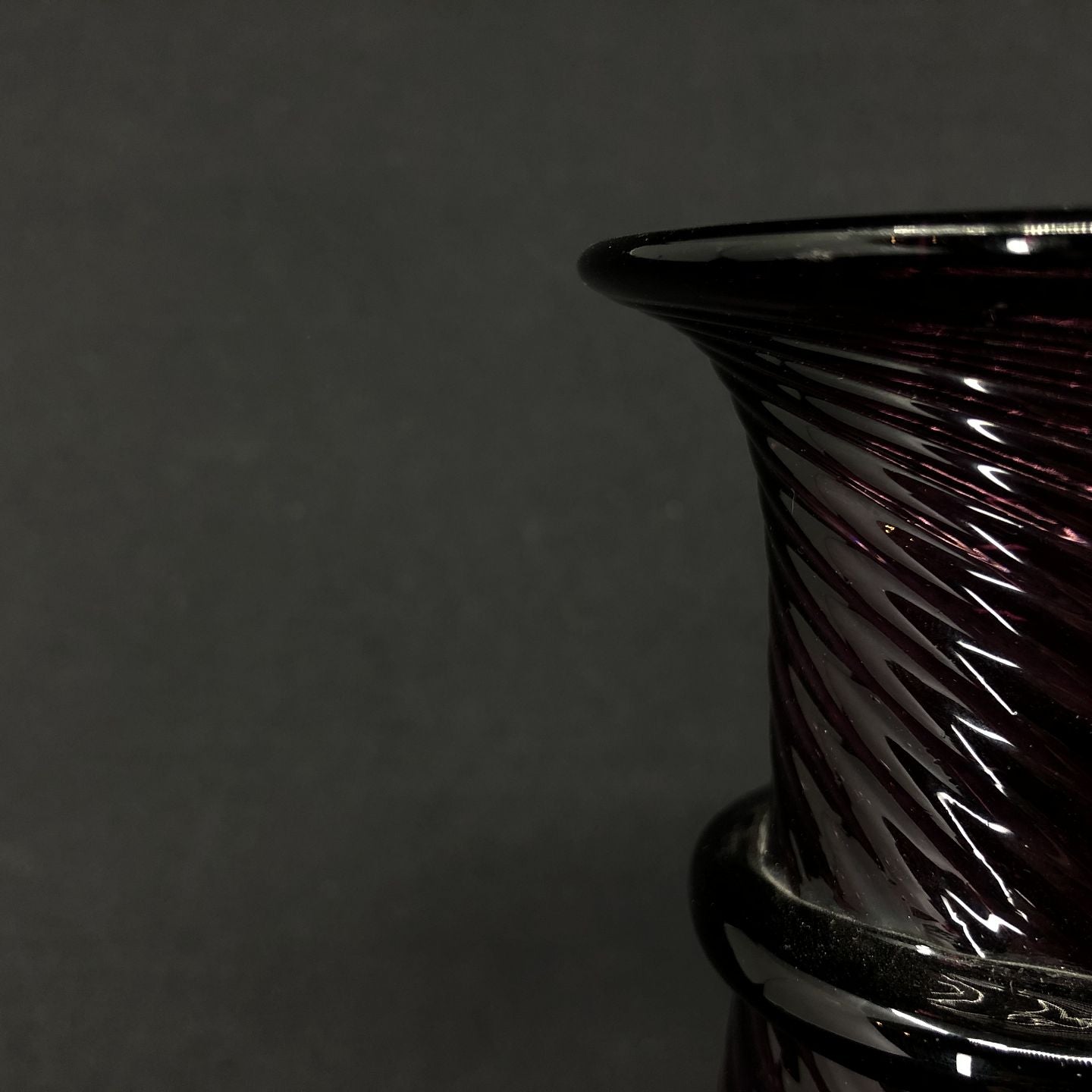 Optically twisted manganese colored hyacinth glass
