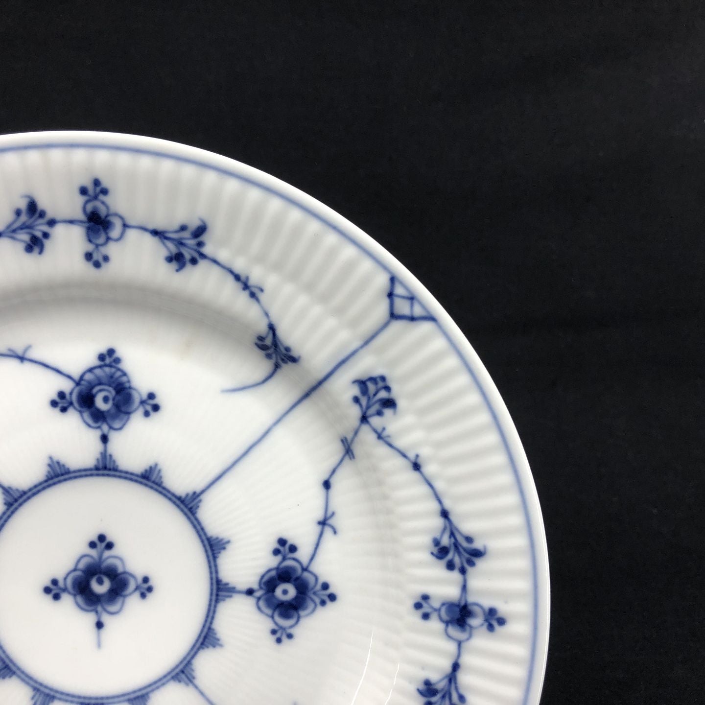 Musselmalet riflet frokosttallerken, 21 cm. 1898-1923