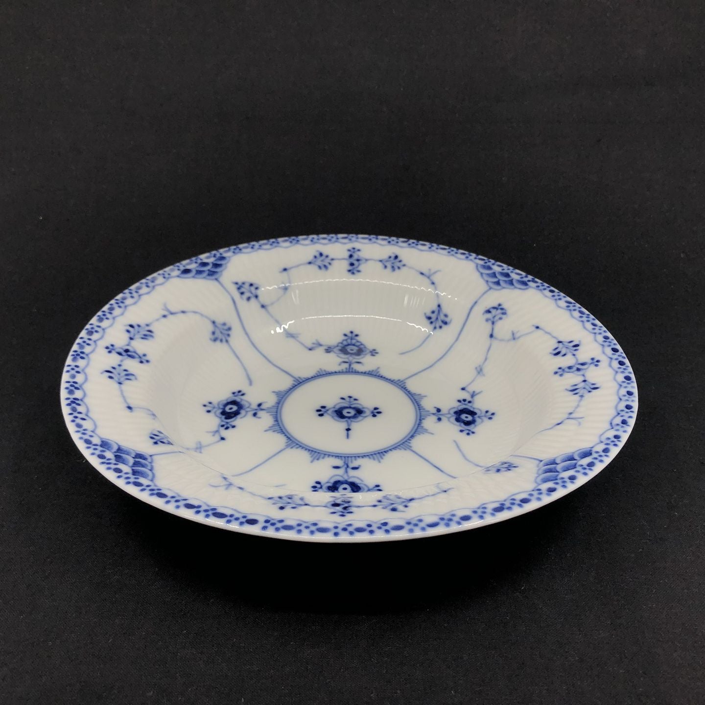 Musselmalet halvblonde dyb tallerken, 21,5 cm.