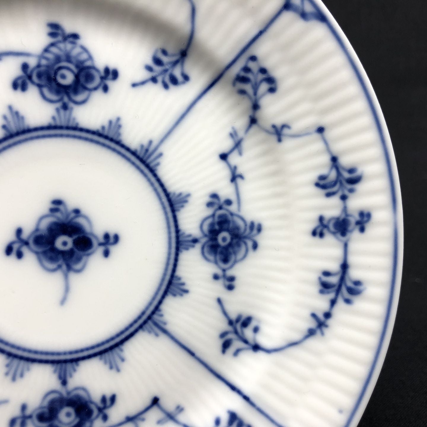 Musselmalet Riflet kagetallerken, 1/300