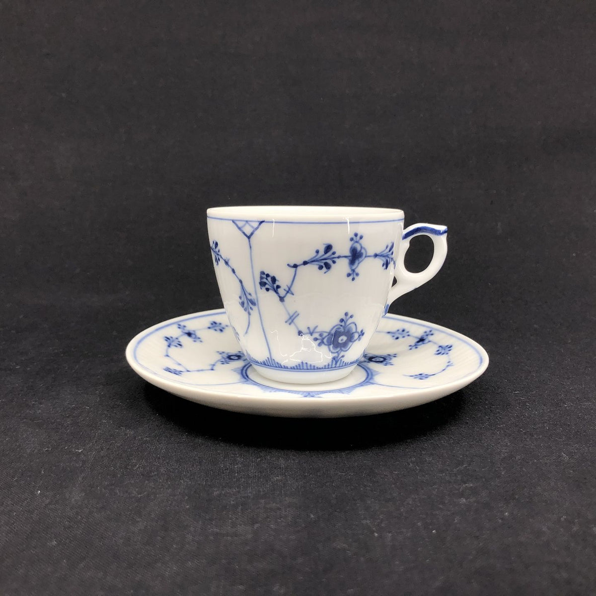 Mussel painted Fluted coffee cup 1/80.
