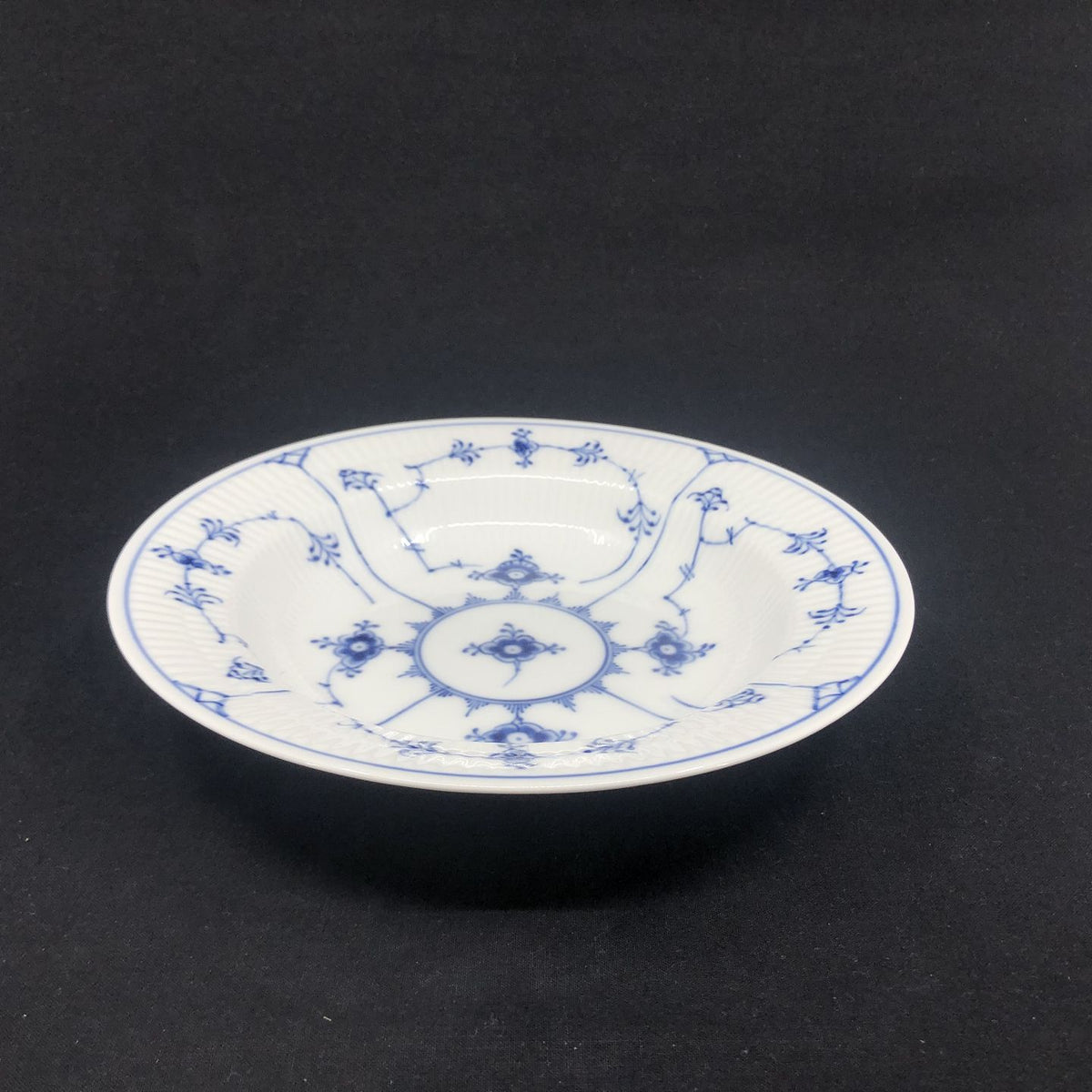 Musselmalet Riflet dyb tallerken, 21 cm.