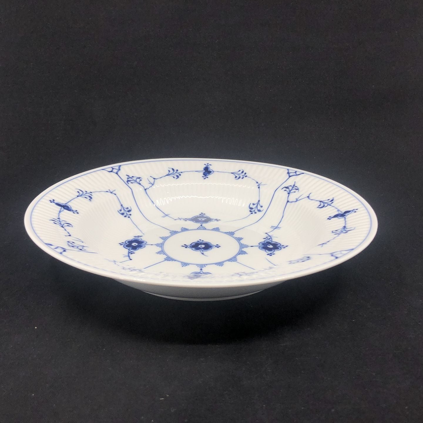 Ekstra flad Musselmalet Riflet dyb tallerken, 25 cm.