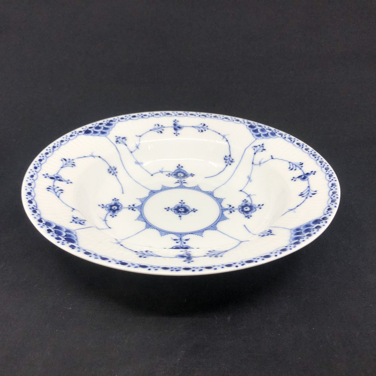 Mussel painted half-blond deep plate, 1/659