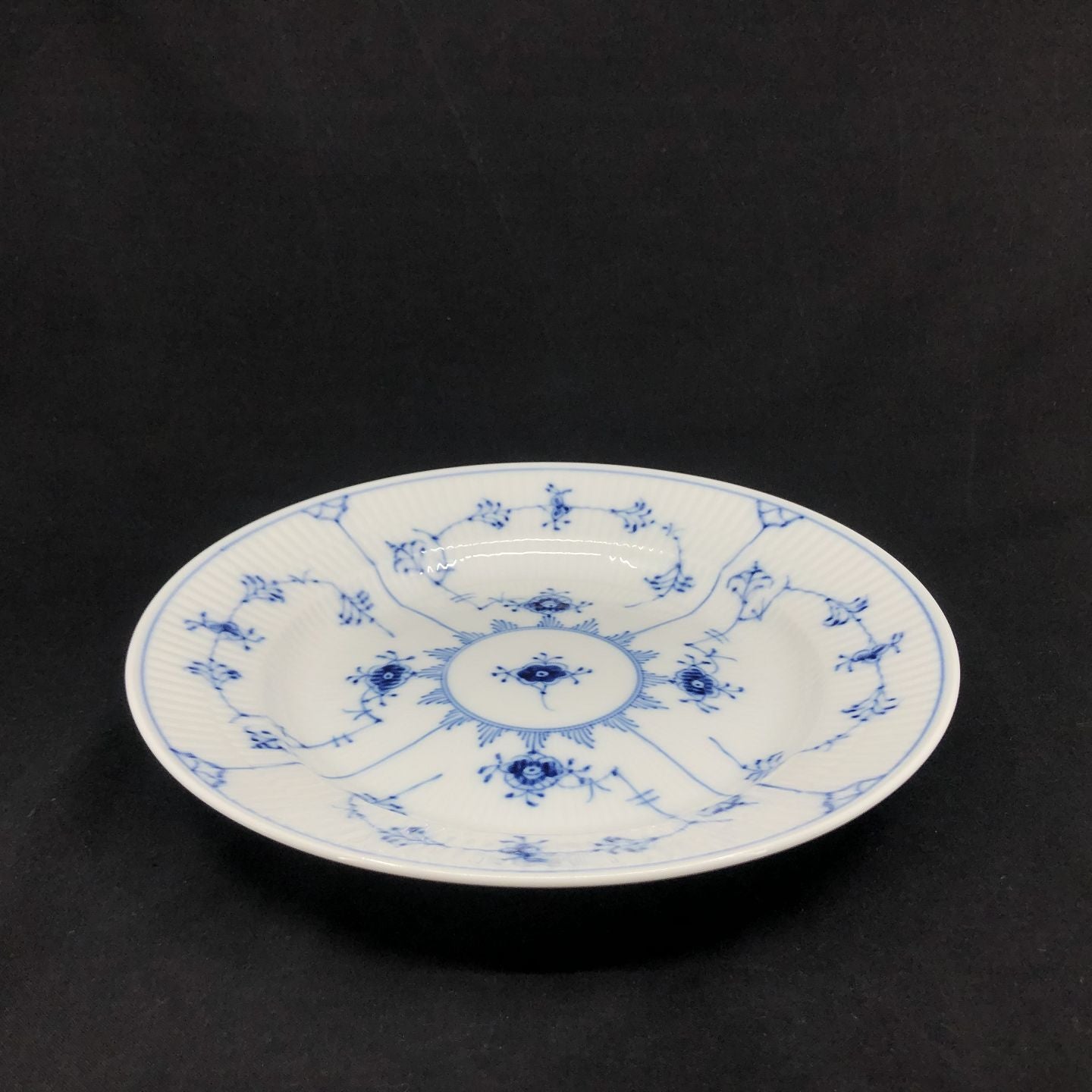 Musselmalet Riflet lille middagstallerken