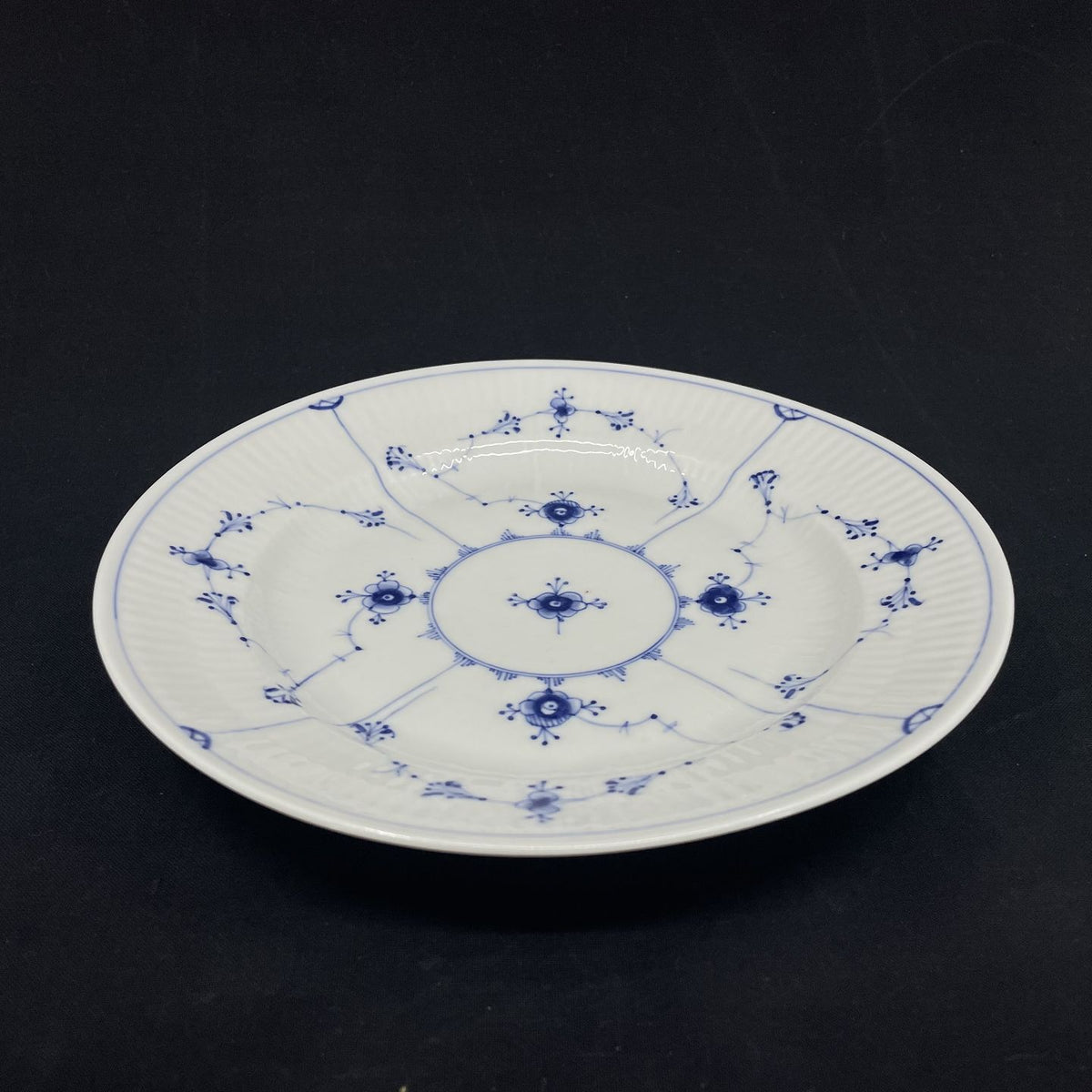 Musselmalet Riflet frokosttallerken fra 1820-1850