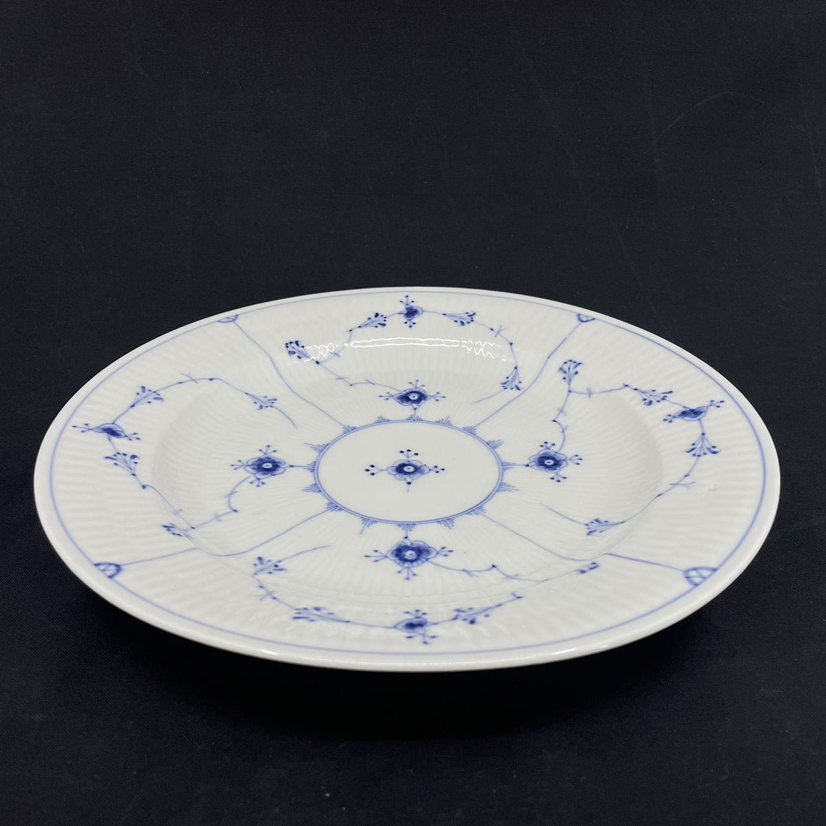 Mussel painted Fluted dinner plate from 1820-1850