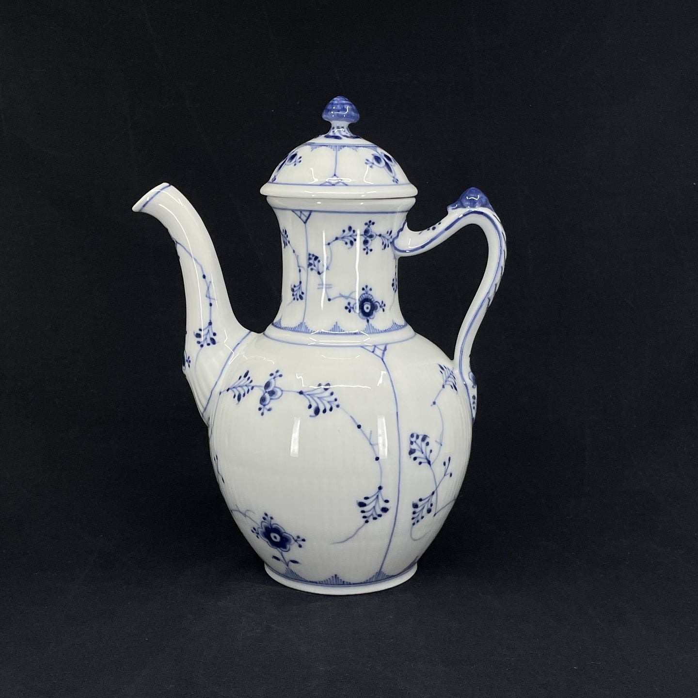 Musselmalet Riflet kaffekande, 1. sortering.