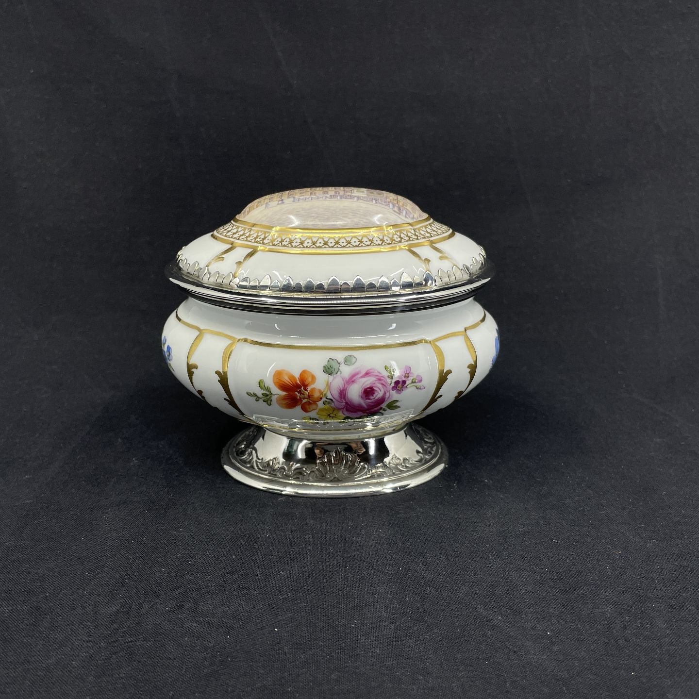 Bonbonniere fra Royal Copenhagen med motiv af Amalienborg