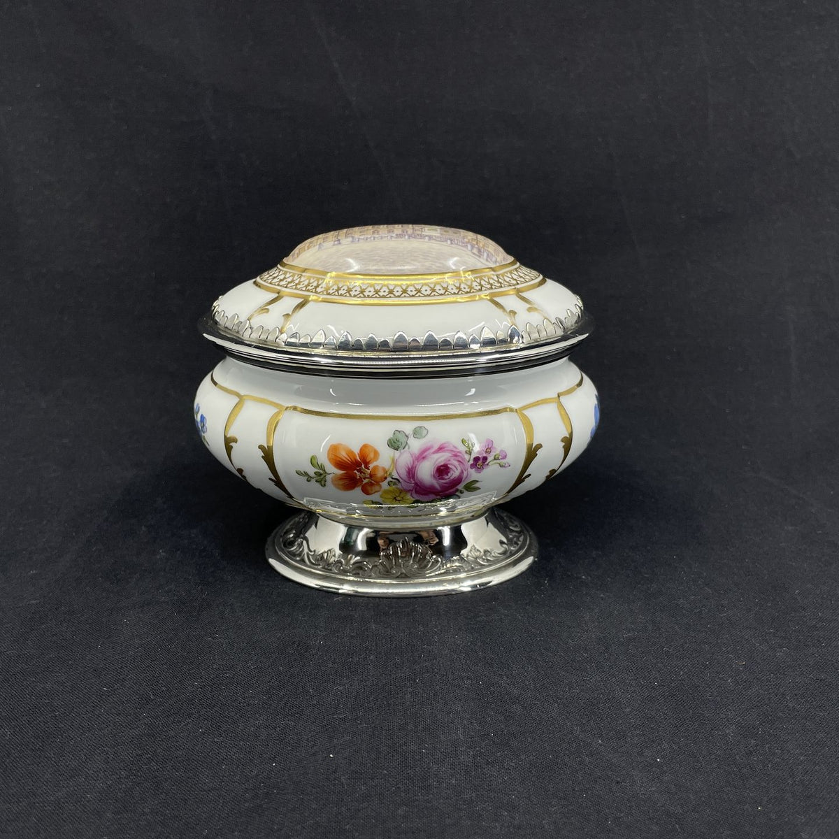 Bonbonniere fra Royal Copenhagen med motiv af Amalienborg