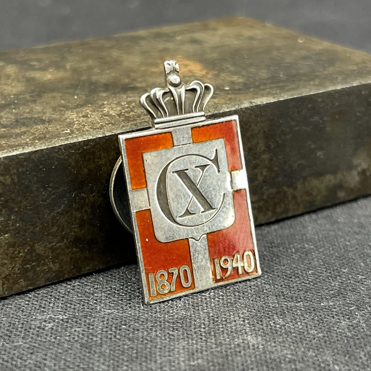 Kongemærke til knaphul 1870-1940