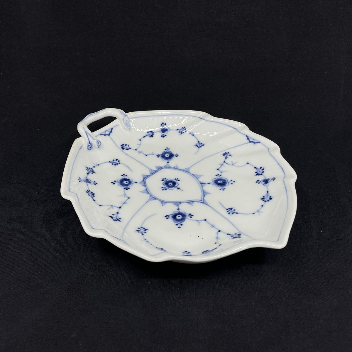 Bing & Grøndahl Blue painted leaf dish