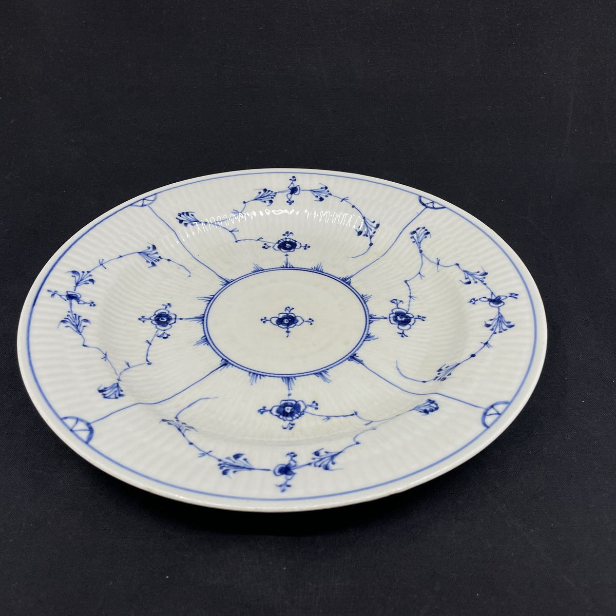 Antique Mussel painted Fluted dinner plate, 1779-1814