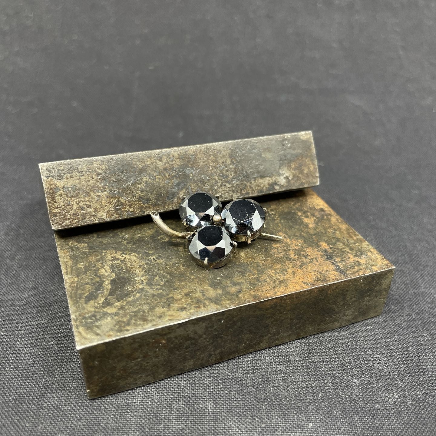 French mourning brooch with bloodstone from the 1920s.