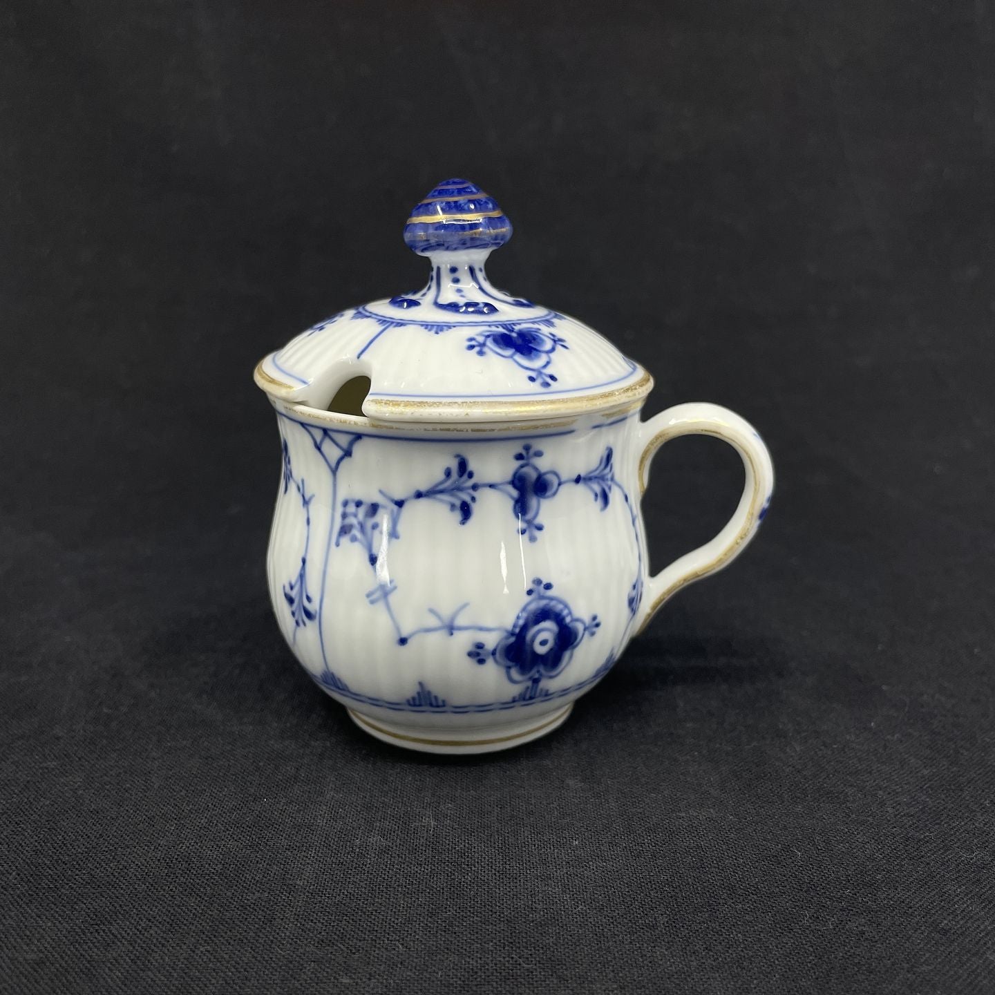 Musselmalet Riflet sennepskrukke med guldkanter