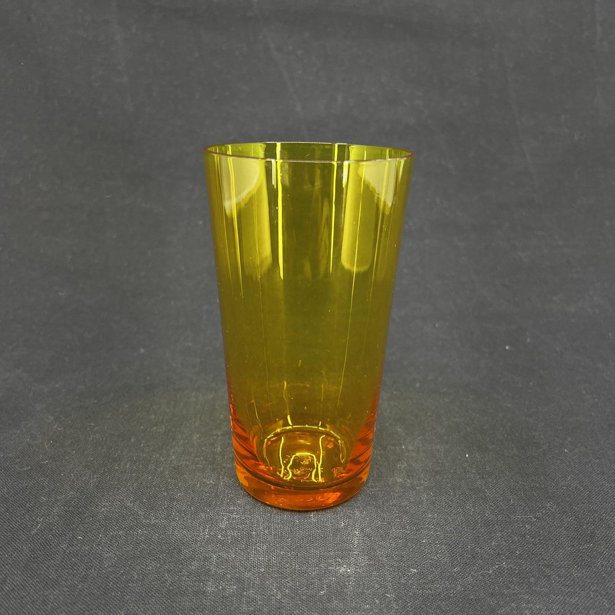 Gylden orange sodavandsglas fra Holmegaard