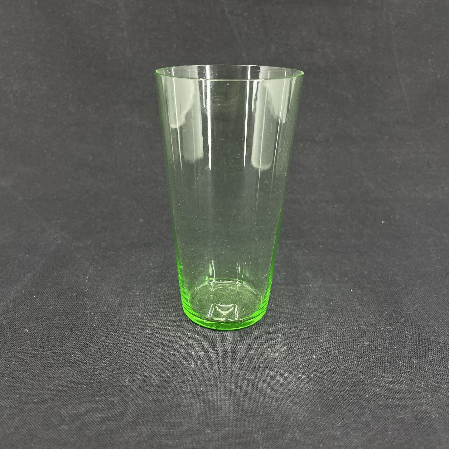 Urangrønt sodavandsglas fra Holmegaard