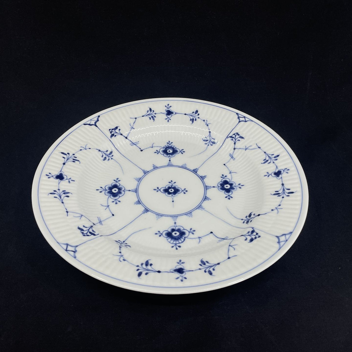 Mussel painted Fluted dinner plate, 1898-1923