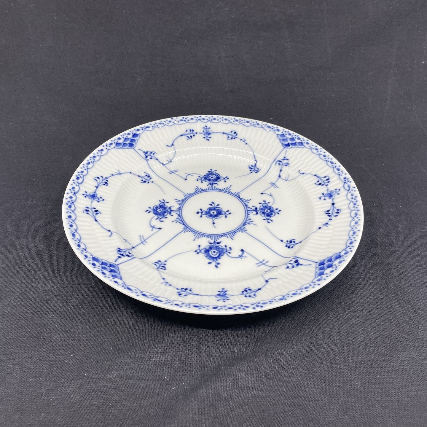 Musselmalet Halvblonde frokosttallerken, 22,5 cm.
