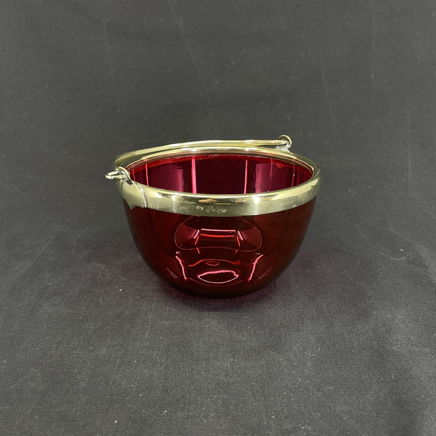 Sugar bowl in raspberry-colored glass from the 1800s