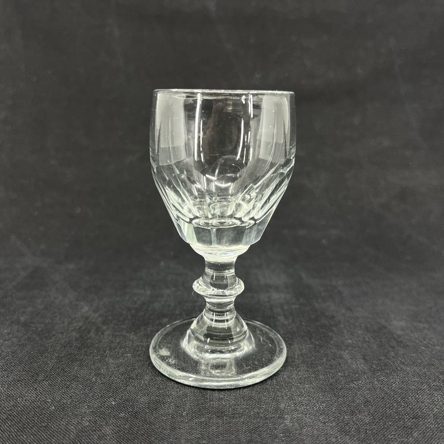Barrel-shaped shot glass in 1/2 crystal