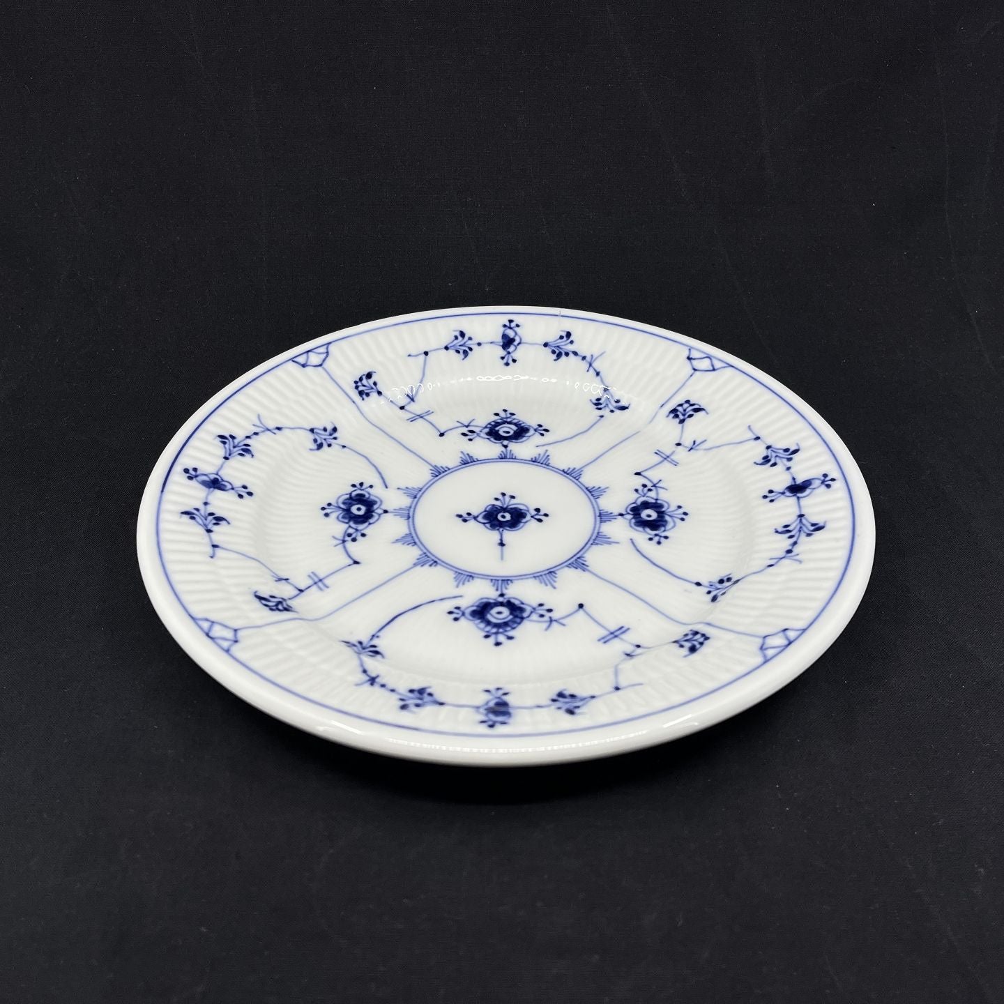 Musselmalet Riflet middagstallerken, 1898-1923