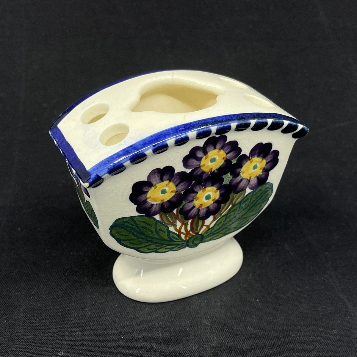 Aluminia vase med violer
