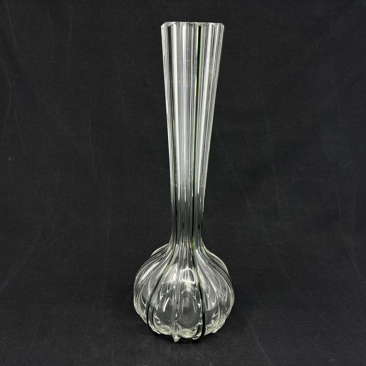Høj vase med grønne bånd fra 1920'erne