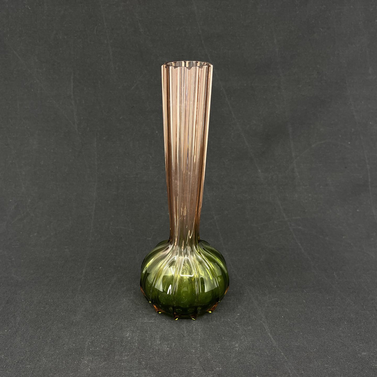 Usædvanlig vase i grøn og pink glas