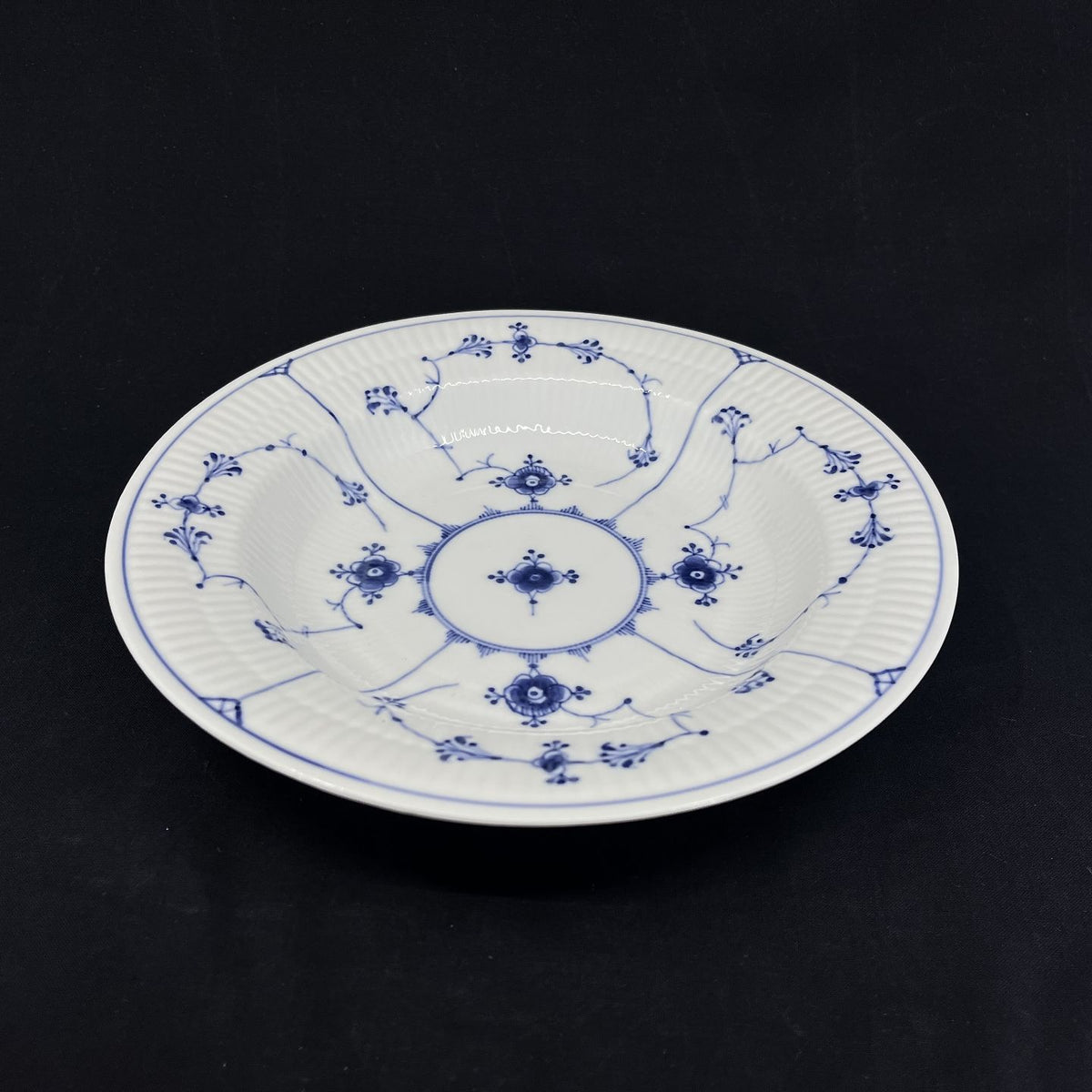Musselmalet Riflet dyb tallerken fra 1820-1850