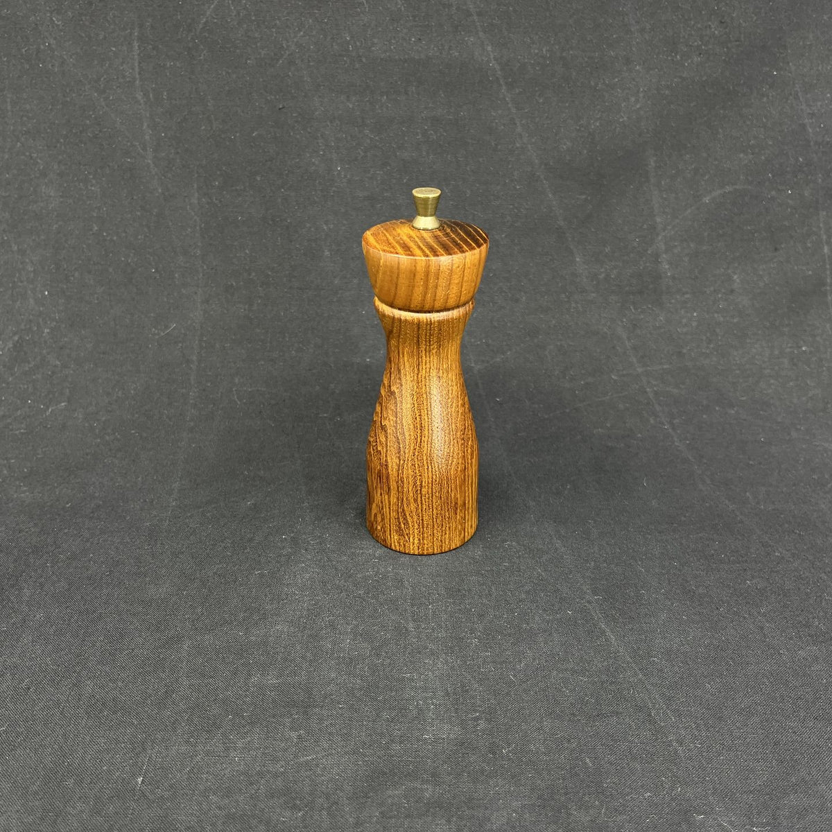 Moderne peberkværn i teak