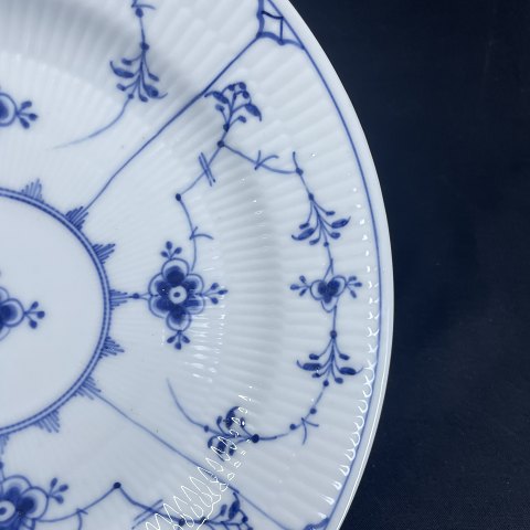 Mussel painted Fluted dinner plate, 1898-1923
