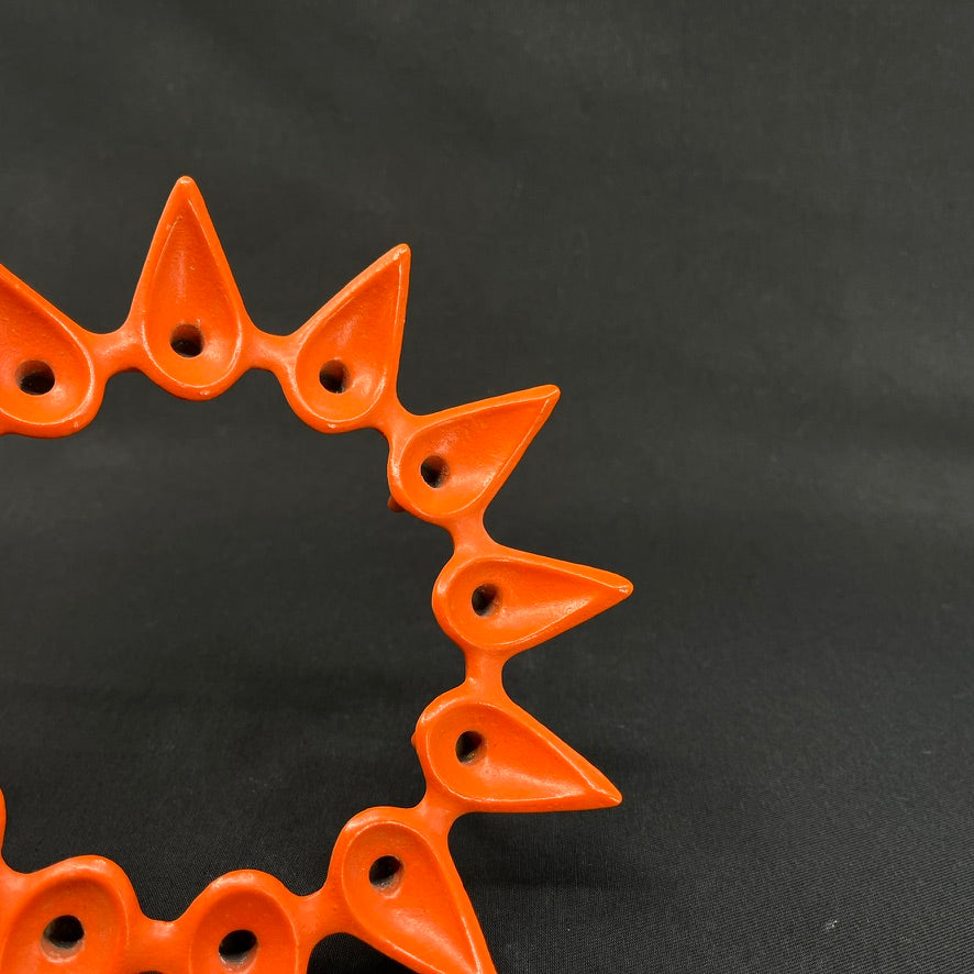 Orange lysestage af Jens Harald Quistgaard
