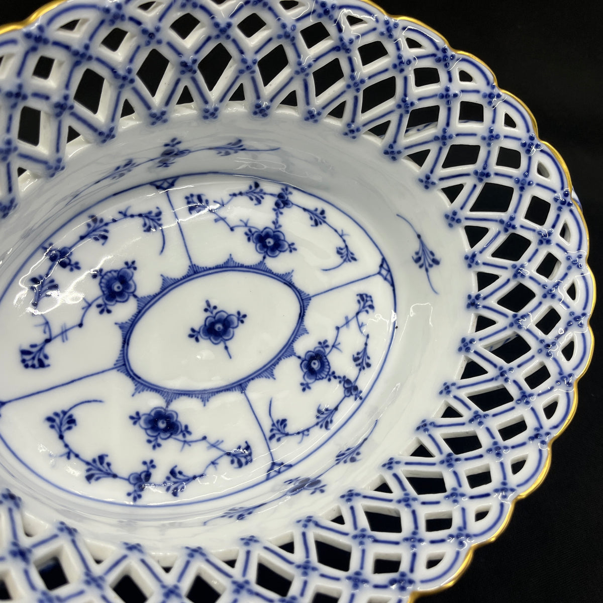 Blue Fluted Full Lace fruit bowl with gold, 1/1057