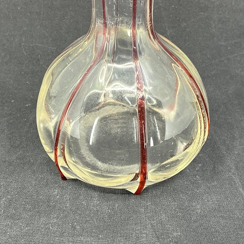 Fin vase fra 1920'erne med røde dekorationer