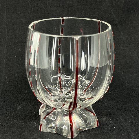 Bred vase med røde pålagte bånd fra 1920'erne