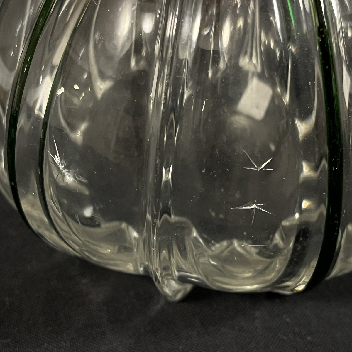 Høj vase med grønne bånd fra 1920'erne