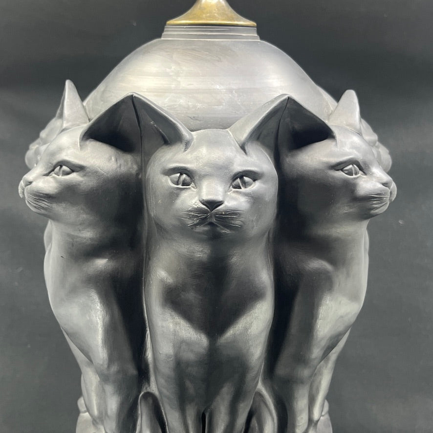 Sortbrændt terracota lampe fra L. Hjorth