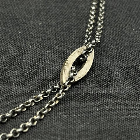 Modern necklace with angular links