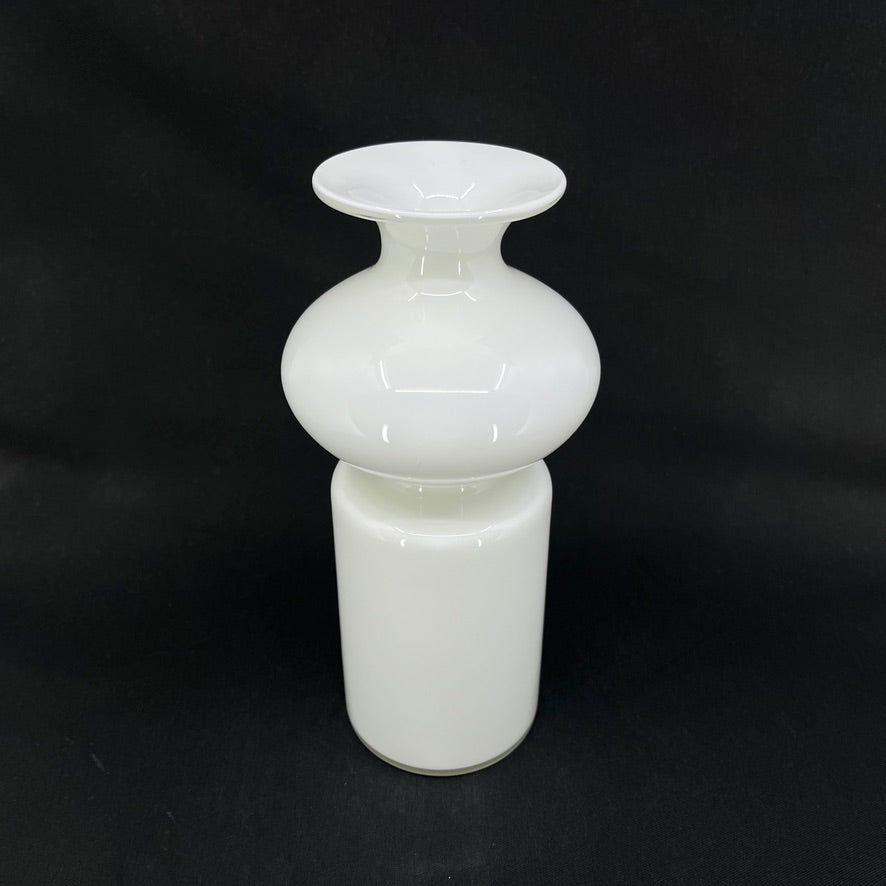 White Carnaby vase, 23.5 cm.