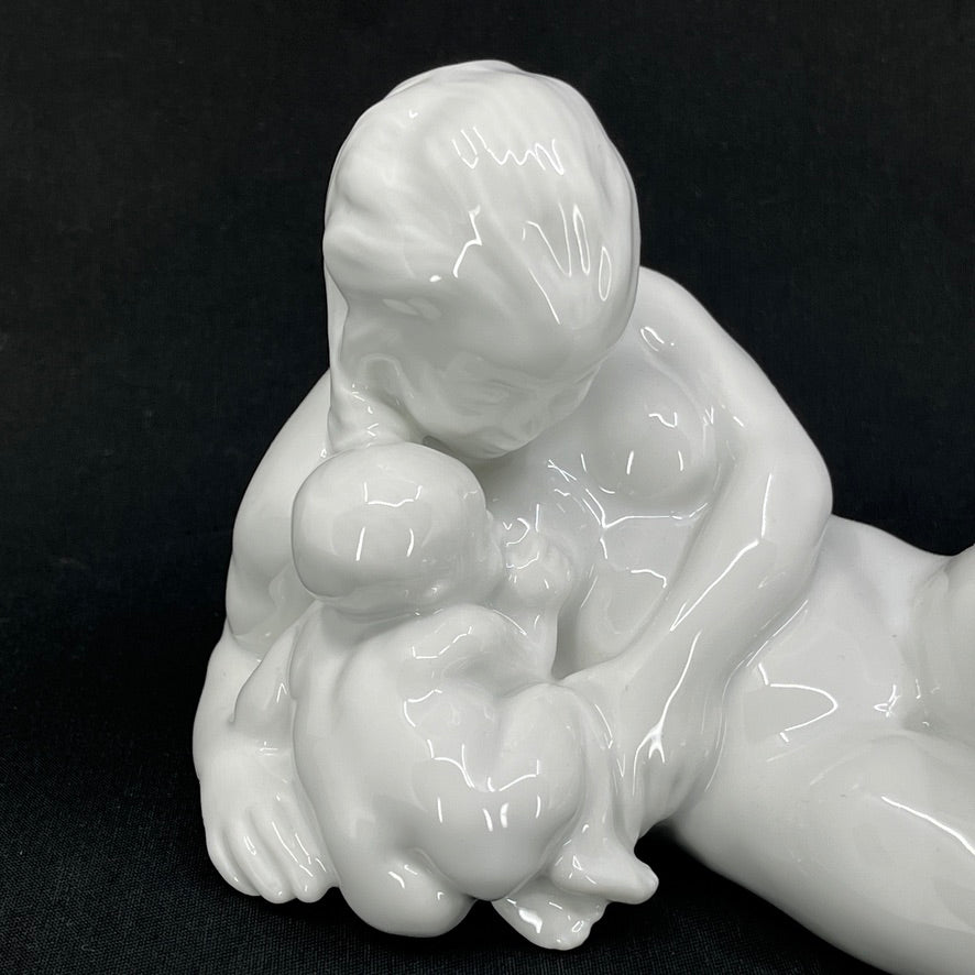 Woman with Child by Kai Nielsen for Bing & Grøndahl – white figurine