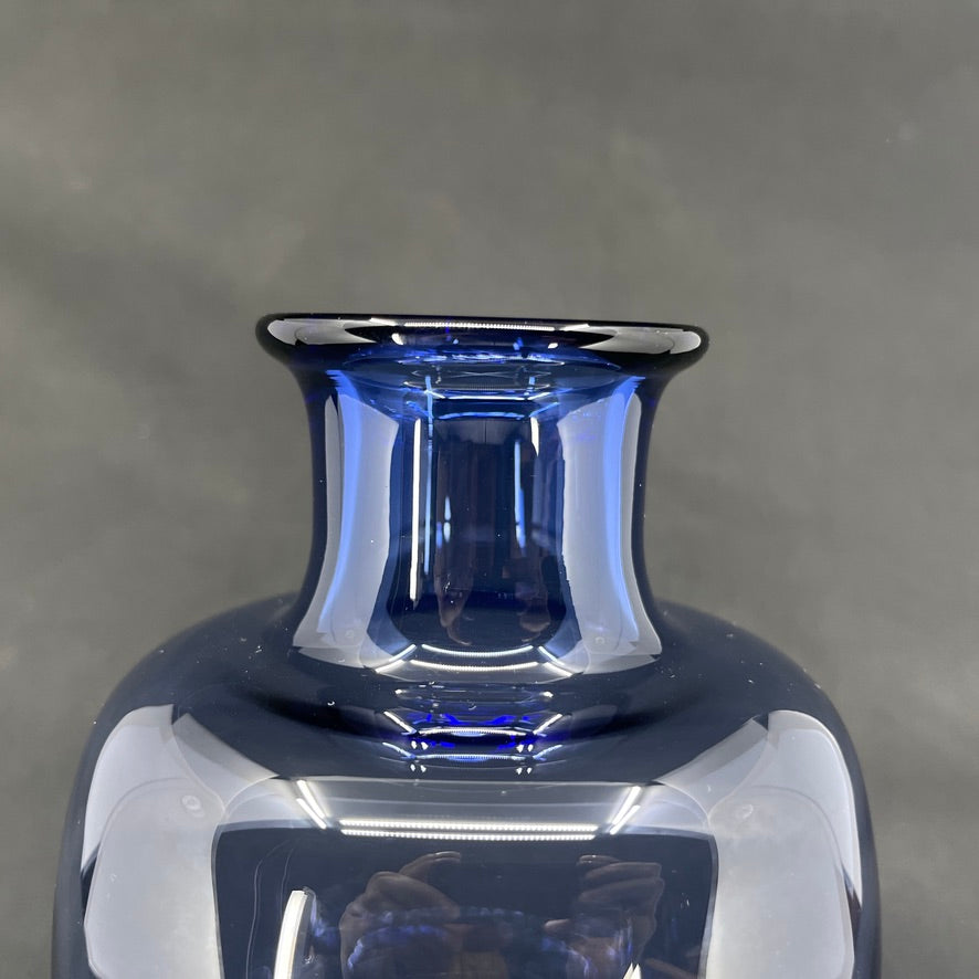 Safirblå vase fra Holmegaard, 21 cm.