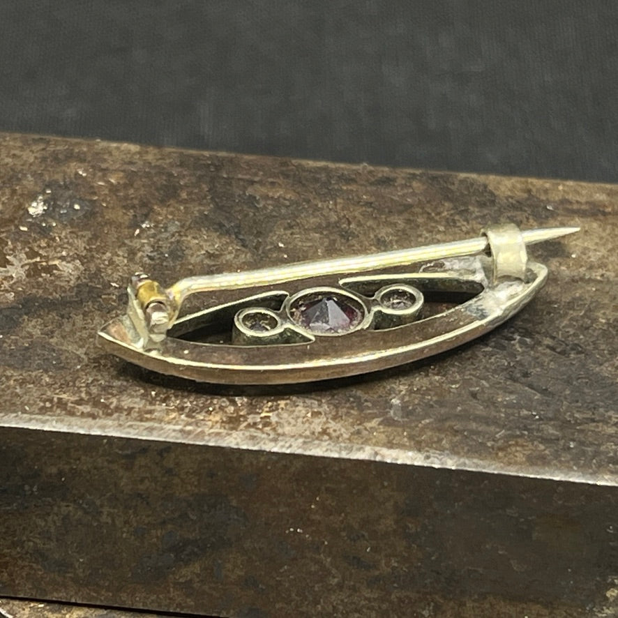 Oval broche med granater