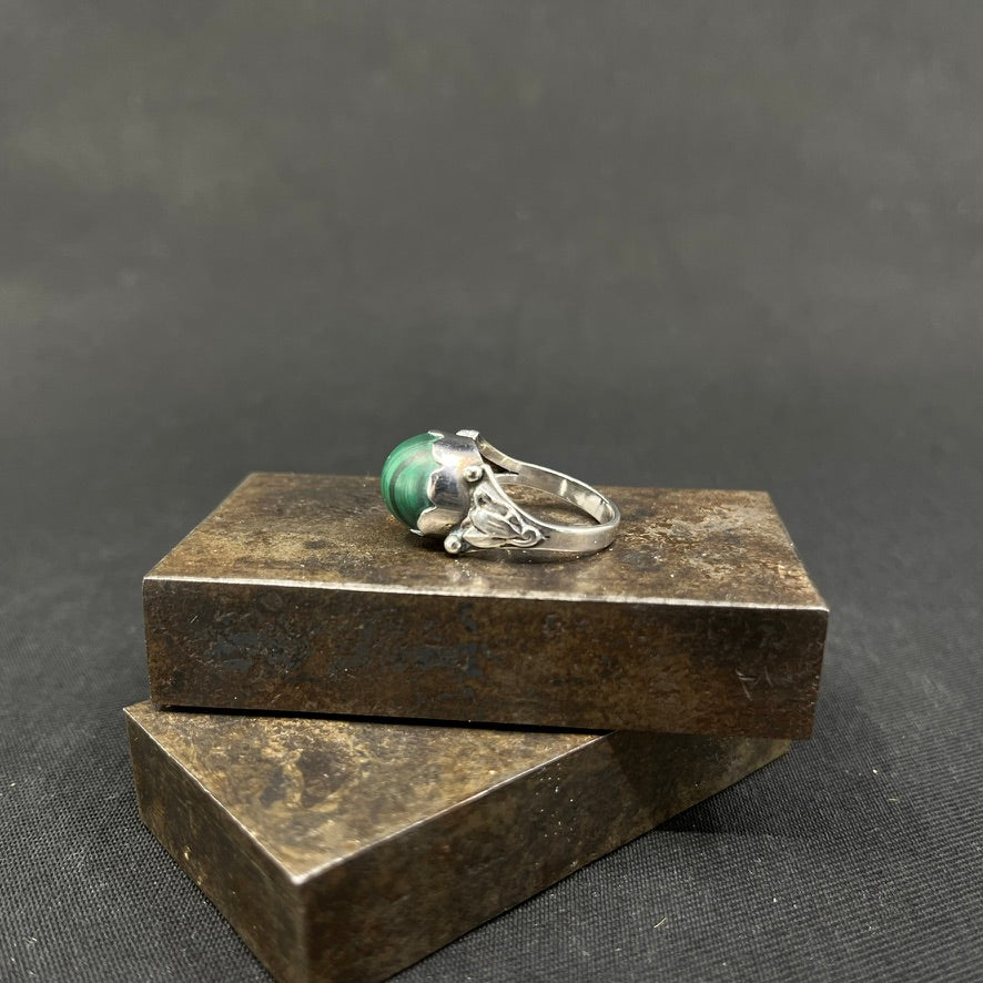 Art Nouveau ring with malachite