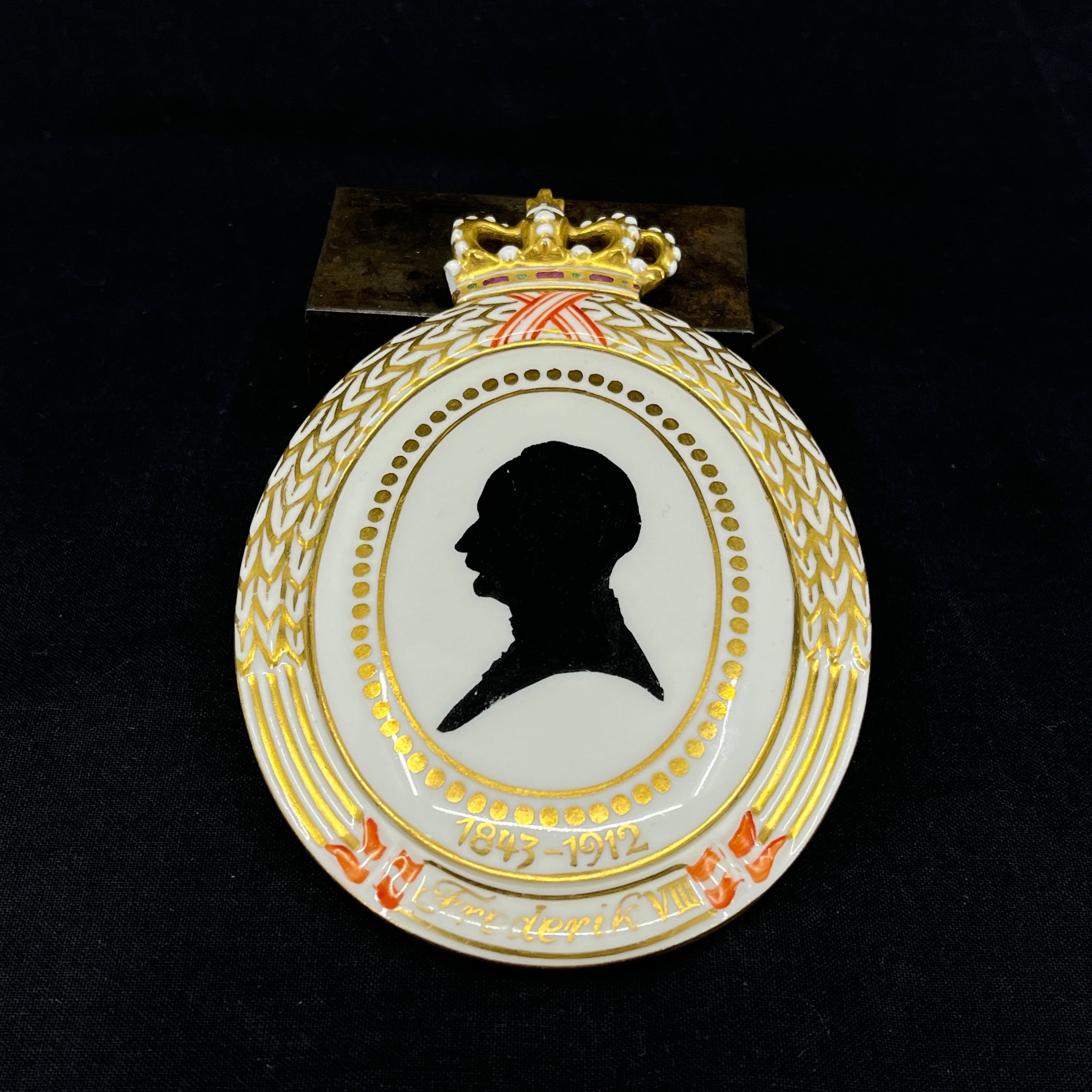 Royal Copenhagen silhouette plate - Frederik d. 8 1843-1912