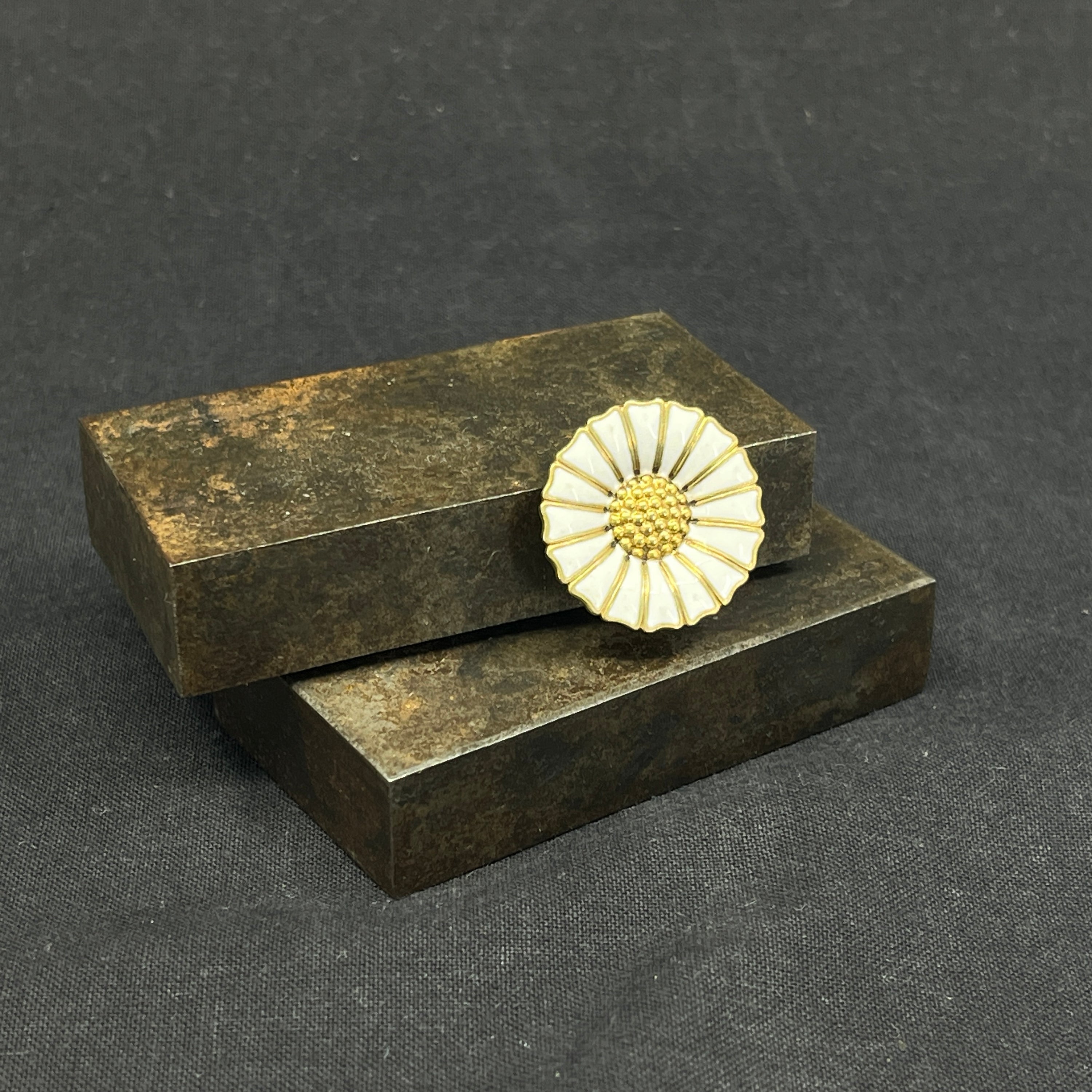 Loose Georg Jensen marguerite earring, gold-plated