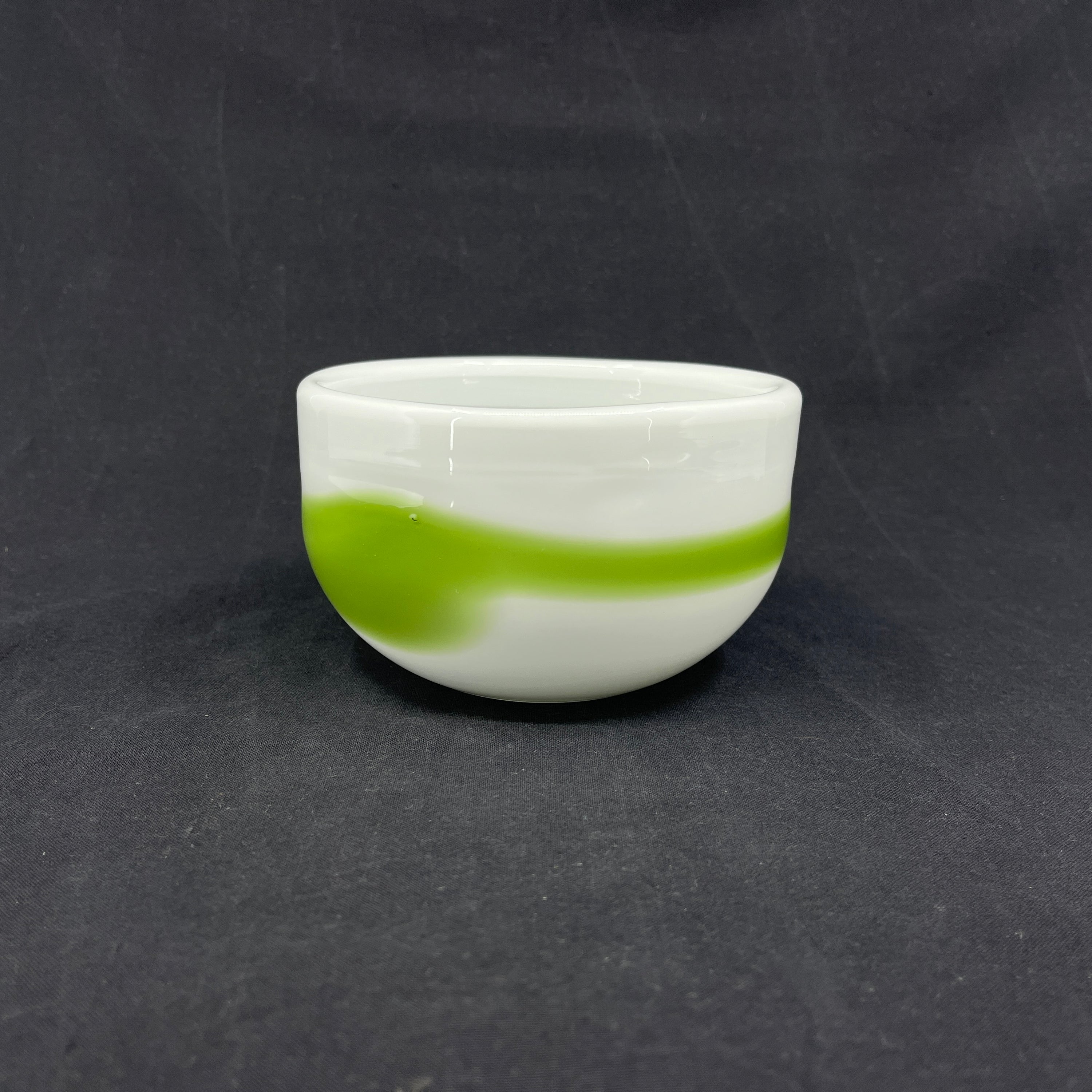 Opal white Palet bowl with green wave, 13 cm.