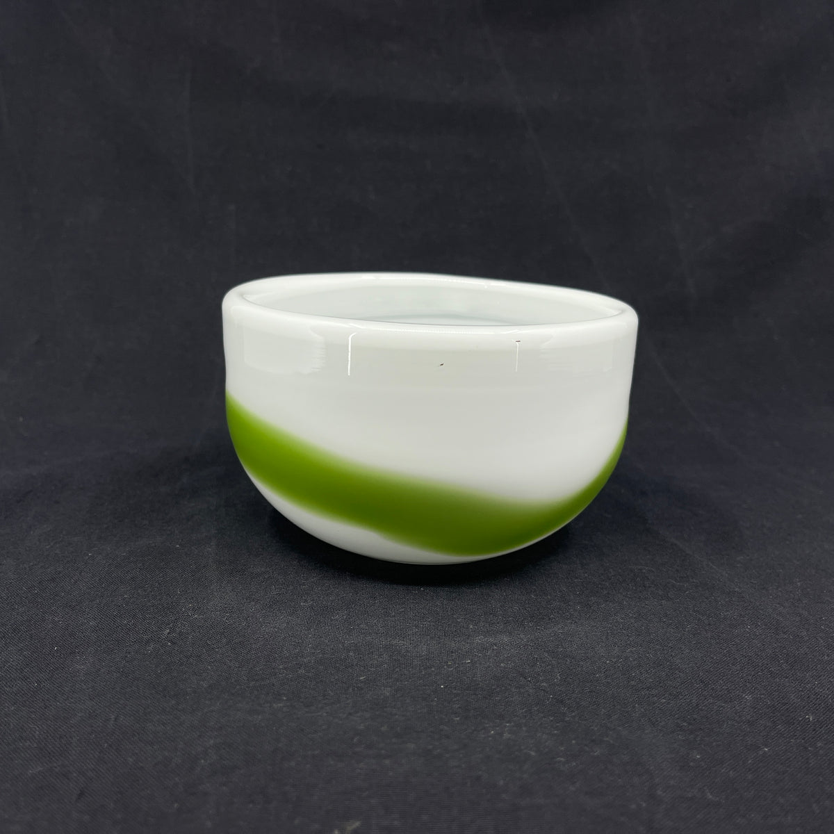Opal white Palet bowl with green wave, 13 cm.